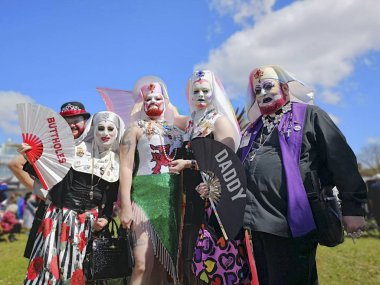 Swansea, İngiltere: Canlı kıyafetler, peruk ve makyaj giyen bir grup çapraz giyinme civarı, toplumdaki çeşitliliği ve alternatif yaşam tarzlarını desteklemek için gay pride geçit töreninde birlikte yürürken bir araya geliyor.