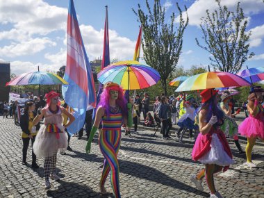 Swansea, İngiltere: 04 Mayıs 2019: Katılımcılar ve Gay Pride Parade destekçileri - toplumda çeşitlilik ve alternatif yaşam tarzları desteklemek için.