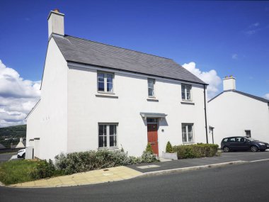 Swansea, İngiltere: 06 Haziran 2019: Persimmon Plc. Persimmon plc tarafından eski bir sanayi bölgesi olan geri kazanılmış arazi üzerine inşa edilen yeni büyük müstakil evler, merkezi York'ta bulunan bir İngiliz ev inşa şirketidir..