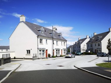 Swansea, İngiltere: 06 Haziran 2019: Persimmon Plc. Persimmon plc tarafından eski bir sanayi bölgesi olan geri kazanılmış arazi üzerine inşa edilen yeni büyük müstakil evler, merkezi York'ta bulunan bir İngiliz ev inşa şirketidir..