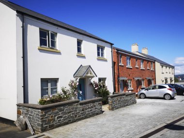 Swansea, İngiltere: 06 Haziran 2019: Persimmon Plc. Persimmon plc tarafından eski bir sanayi bölgesi olan geri kazanılmış arazi üzerine inşa edilen yeni büyük müstakil evler, merkezi York'ta bulunan bir İngiliz ev inşa şirketidir..