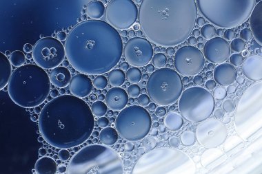 Mavi ve beyaz degradeli ve yatay formatta hücre ve hücre zarının bilimsel bir görüntüsünü yaratan yağ ve su kabarcıklarının makrosu.