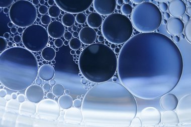 Mavi ve beyaz degradeli ve yatay formatta hücre ve hücre zarının bilimsel bir görüntüsünü yaratan yağ ve su kabarcıklarının makrosu.