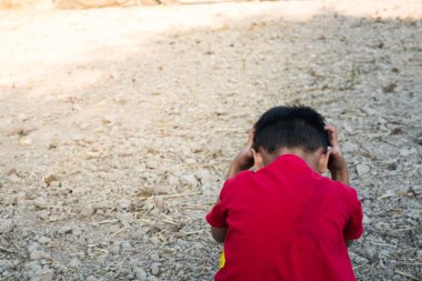 Çocuklar üzgün, kara kuru kavramı kuraklık..