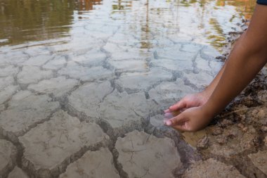 Zemin kuru kavramı kuraklık yandan çocuk.