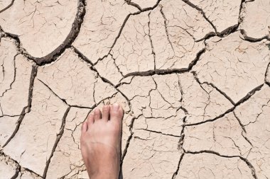 Kuru yere yürüyerek, kuraklık kavramı çatlamak.