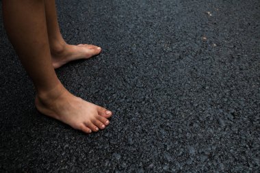 Arka plan yakın yoldan yürüyerek siyah asfalt.