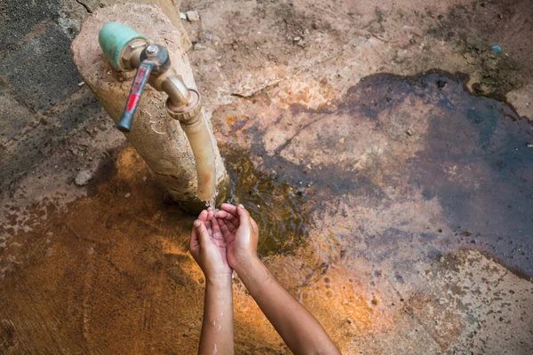 Barnen Väntar Vatten Vatten Brist Koncept — Stockfoto