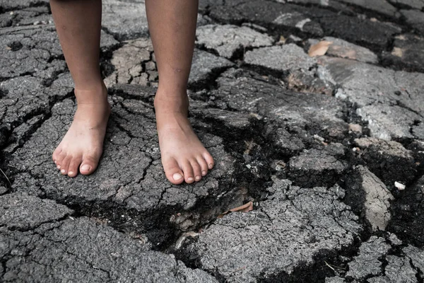 Çatlamak asfalt yol yürüyerek yakın çekim.