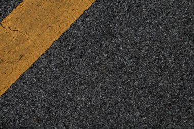 Siyah asfalt yol doku satırı sarı arka plan.