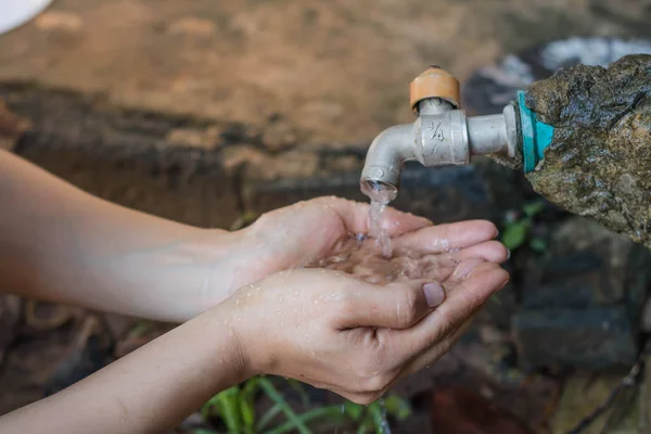 Kvinnor Använder Hand Ramen Vatten För Att Dricka Vatten Brist — Stockfoto