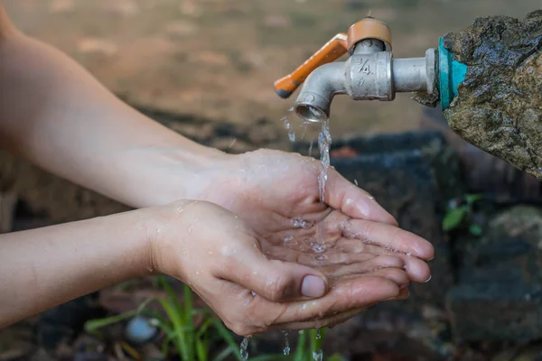 Kvinnor Använder Hand Ramen Vatten För Att Dricka Vatten Brist — Stockfoto