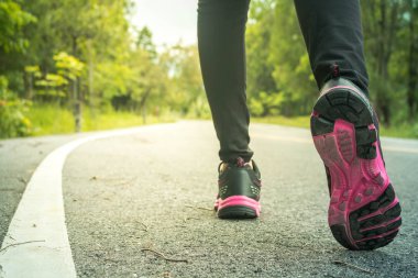 Kadın sağlık yakın çekim için kavram sağlık aşk jogging.