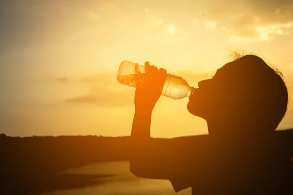 Siluet kadınlar su içmek.