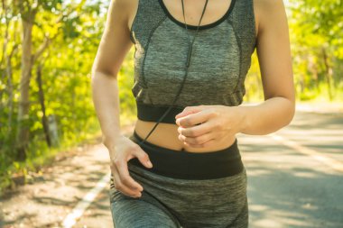 Yola çalışan genç fitness kadınlar.