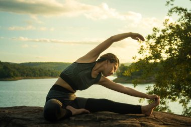 Yoga yapan genç kadınlar, yaklaşın..