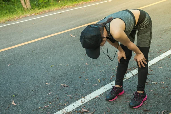 Las Mujeres Jóvenes Dejan Descansar Después Correr — Foto de Stock