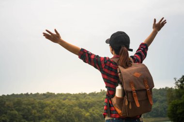 RIV tarafından dağlarda yürüyüş sırt çantası kadınla.