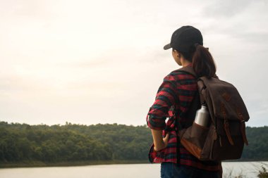 RIV tarafından dağlarda yürüyüş sırt çantası kadınla.