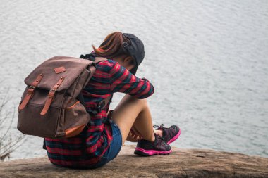 Sırt çantası kadınla oturupseyretseydim nehir.