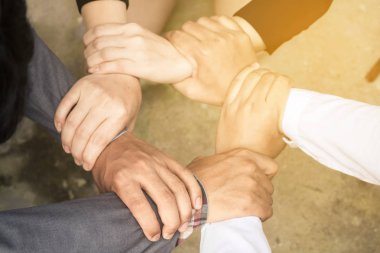 İş tokalaşması ve iş adamları.