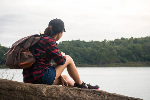 Frau Mit Rucksack Sitzt Flussufer — Stockfoto