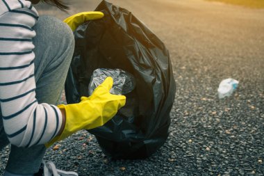 Grup çocuklar gönüllü yardım çöp toplama sadaka ortamının.