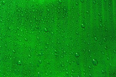 Bir yeşil muz yaprak arka plan üzerinde su damlaları.