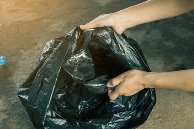 Kadın gönüllü yardım çöp toplama sadaka çevre.