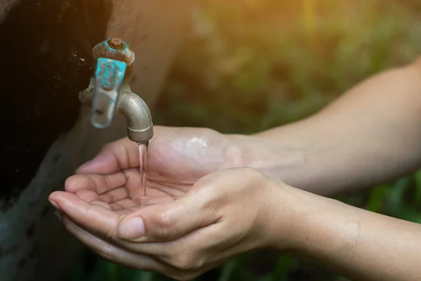 妇女用手水框架喝水 缺水概念 — 图库照片