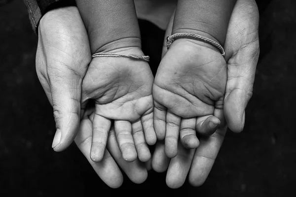 As mãos das crianças são escassas de perto . — Fotografia de Stock