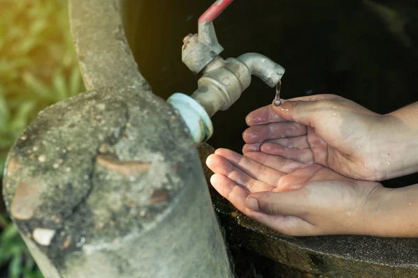 儿童使用手的水框架喝, 缺水的概念. — 图库照片