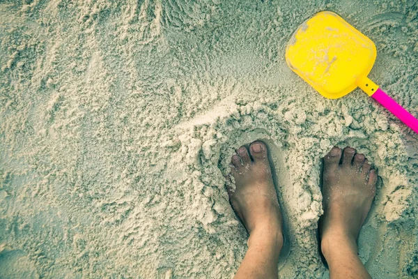 Noha na bílém písku. — Stock fotografie