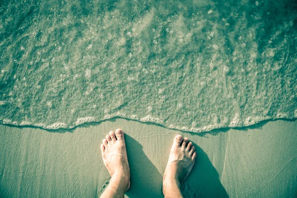 Noha na bílém písku. — Stock fotografie