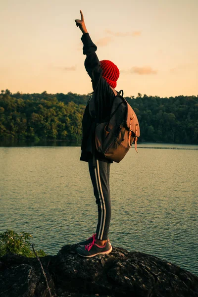 Frauen mit Rucksack am Flussufer. — Stockfoto