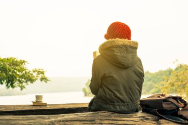 Erkekler ile sırt çantası planlama bir gezi güzel doğal backgrou