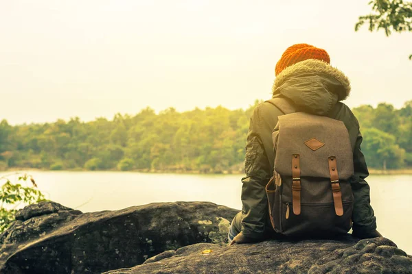 Männer mit Rucksack sitzen und beobachten die schöne Natur. — Stockfoto