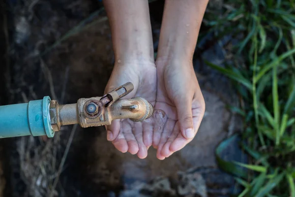 Niño llegar a la espera de agua, Concepto de escasez de agua . —  Fotos de Stock