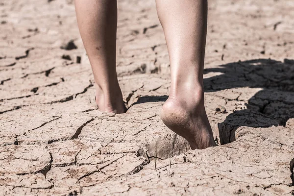 Os pés que caminham no chão quebram por causa da seca . — Fotografia de Stock