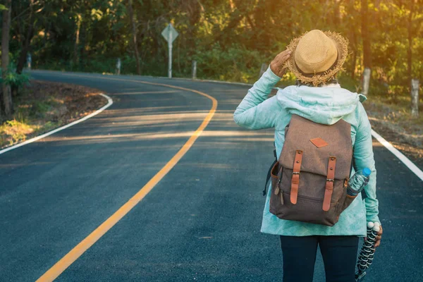 Großmutter Rucksackreisen, Konzept Rucksackreisen. — Stockfoto