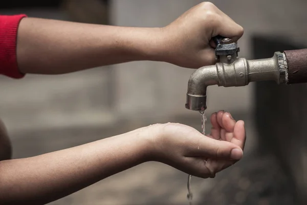 Child reach out waiting for water, Water shortage concept. — Stock Photo, Image
