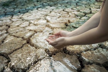 Kırık Kuru zemin üzerinde çocuk el, konsept kuraklık ve kriz en