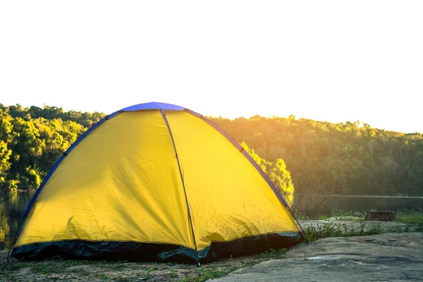 Turister Camping på floden på semester. — Stockfoto
