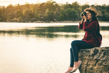 Tatilde sakin sahnelerde güzel doğadaki kadın turistler.