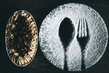 Çatal, kaşık ve pasta..