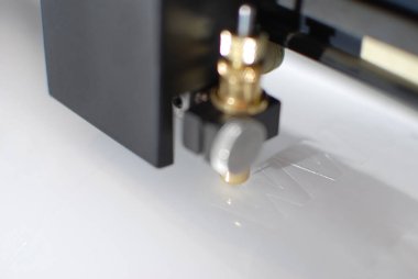 Plotter de Corte. İşaretçi para corte de vinilo. Kesici Makine. Entrikacı. Cortador de vinilo