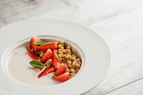 Foto Close Dari Sarapan Sehat Oatmeal Manis Dengan Stroberi Segar — Stok Foto