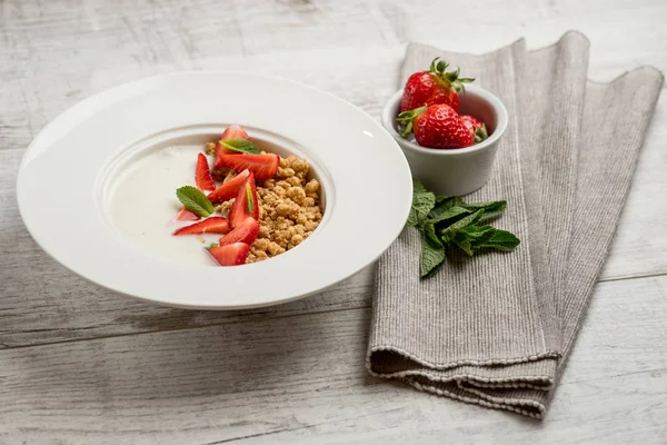 Foto Close Oatmeal Sehat Dengan Stroberi Segar Dan Daun Mint — Stok Foto