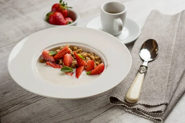 Närbild Foto Havregrynsgröt Med Färska Jordgubbar Och Grön Mynta Blad — Stockfoto