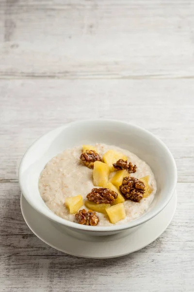 Närbild Foto Hälsosam Frukost Havregrynsgröt Med Söt Ananas Och Nötter — Stockfoto